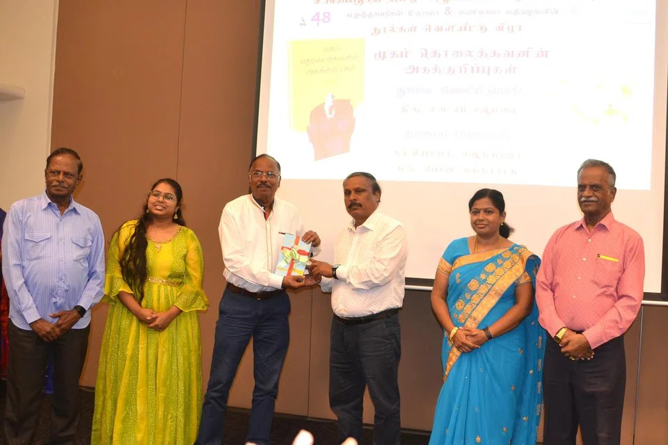 இடமிருந்து வலம் : நூலாசிரியர் ஹேமாவின் தந்தை திரு.வரதராஜன், மகள் ரித்திகா, திரு.பொன் சுந்தரரசு, கணவர் திரு.ஏழுமலை, நூலாசிரியர் ஹேமா மற்றும் திரு நா.ஆண்டியப்பன்.