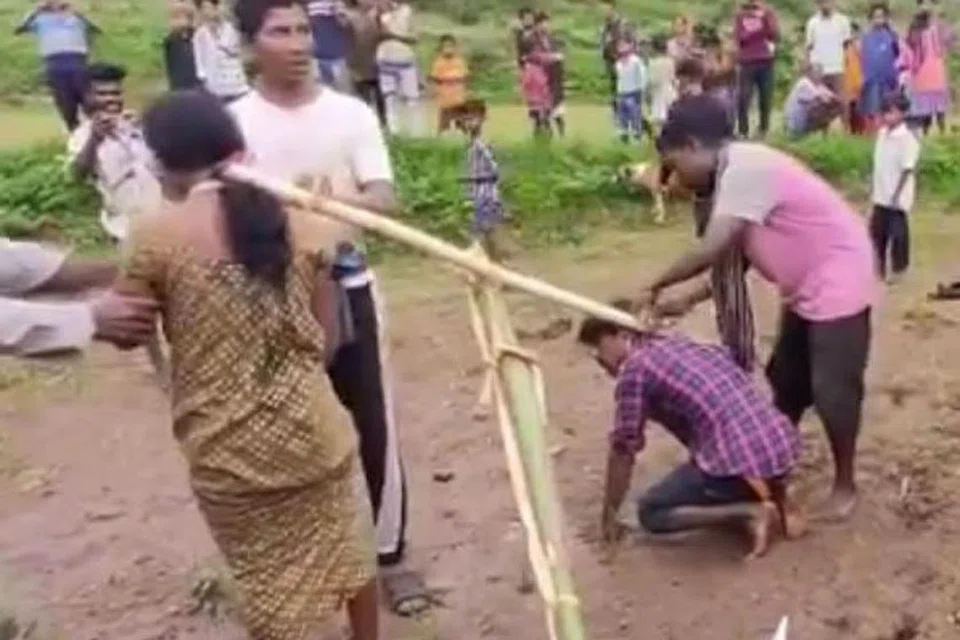 காதல் திருமணம் செய்த இளம் ஜோடியைச் சிலர் மாடுகளைப் போலக் கலப்பையில் கட்டி வைத்து வயலை உழ வைத்துத் துன்புறுத்தியுள்ளனர்.