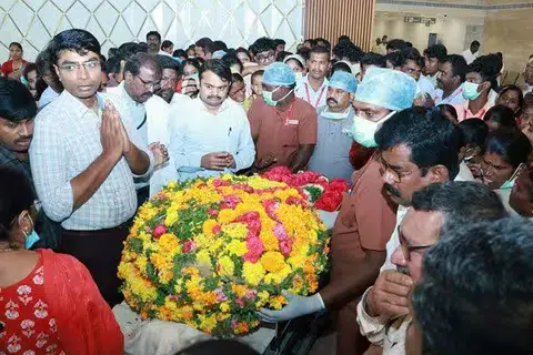 இளம் மருத்துவர் ராகினிக்கு இறுதி மரியாதை செலுத்தும் மருத்துவக் குழுக்கள்.
