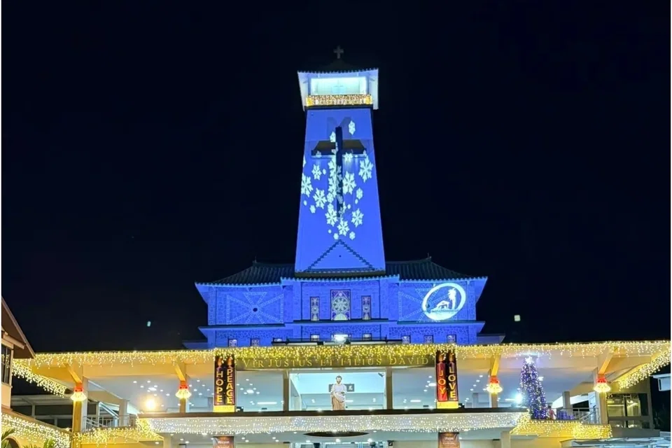 இரவில் மிளிர்ந்த செயின்ட் ஜோசஃப் தேவாலயம்.