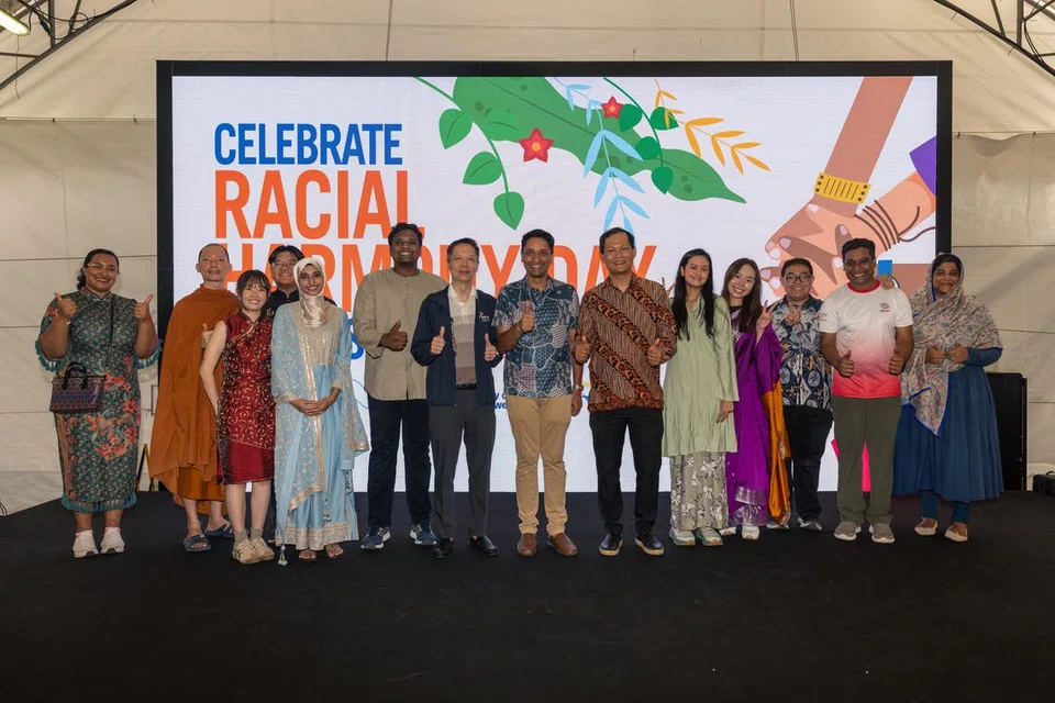 நிகழ்ச்சியின் ஏற்பாட்டாளர்களுடனும் சமூக பங்காளிகளுடனும் துணை அமைச்சர் தினே‌‌ஷ் (நடுவில்).