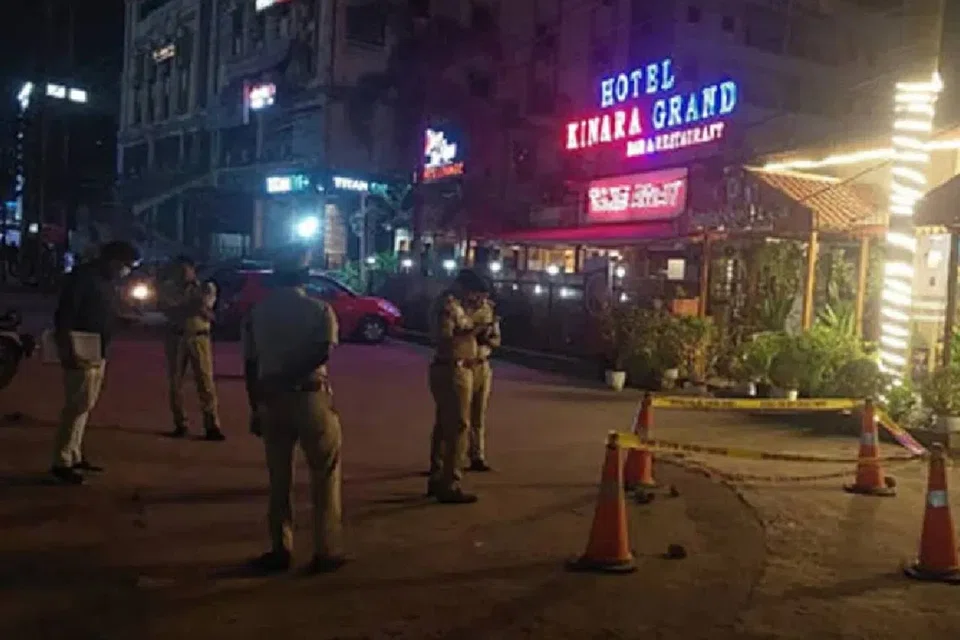 துப்பாக்கிச் சூடு நடந்த கினாரா கிராண்ட் விடுதி அருகே நடந்த காவல்துறை அதிகாரிகள் விசாரணை மேற்கொள்கின்றனர்.