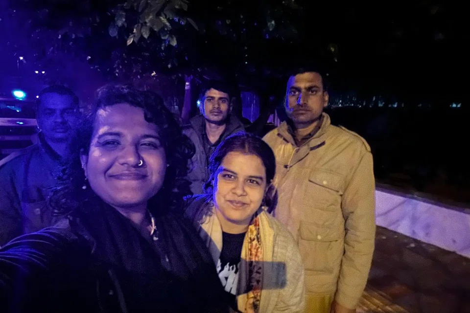 மூன்று காவலர்களுடன் தம்படம் எடுத்துக்கொண்ட ஏக்தா தாக்கூரும் அவரது தோழியும்.   