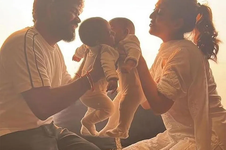 தங்களது இரட்டைக் குழந்தைகளுடன் நயன்தாரா- விக்னேஷ் சிவன். 