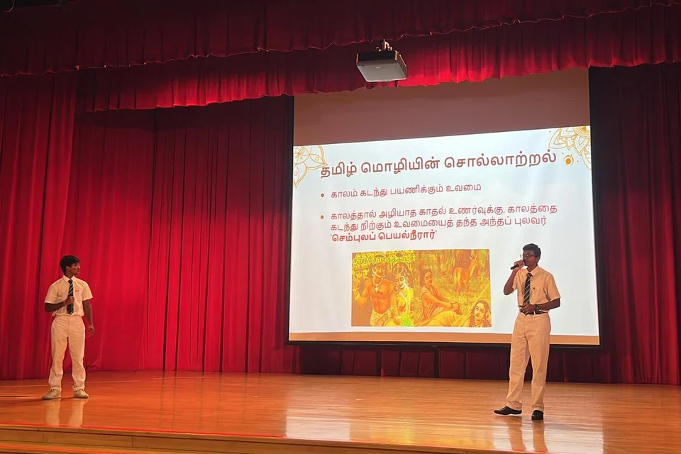 வெற்றி பெற்ற மாணவர்கள் தங்கள் ஆய்வுகளை நிகழ்ச்சி மேடையில் நேரடியாகப் பார்வையாளர்கள்முன் படைத்தனர்.