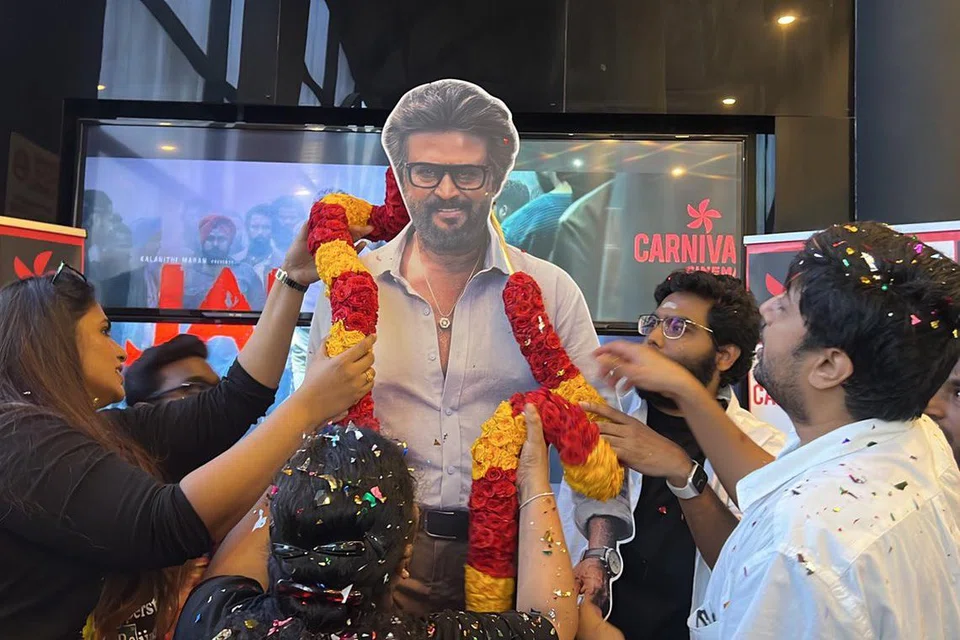 சிங்கப்பூர் திரையரங்குகளில் காண முடியாதவாறு ரஜினி கட் -அவுட் வைத்து, அதற்கு மாலைகள் அணிவித்து, ‘பாப்பர்ஸ்’  வெடித்துக் கொண்டாடினர் ரசிகர்கள்.