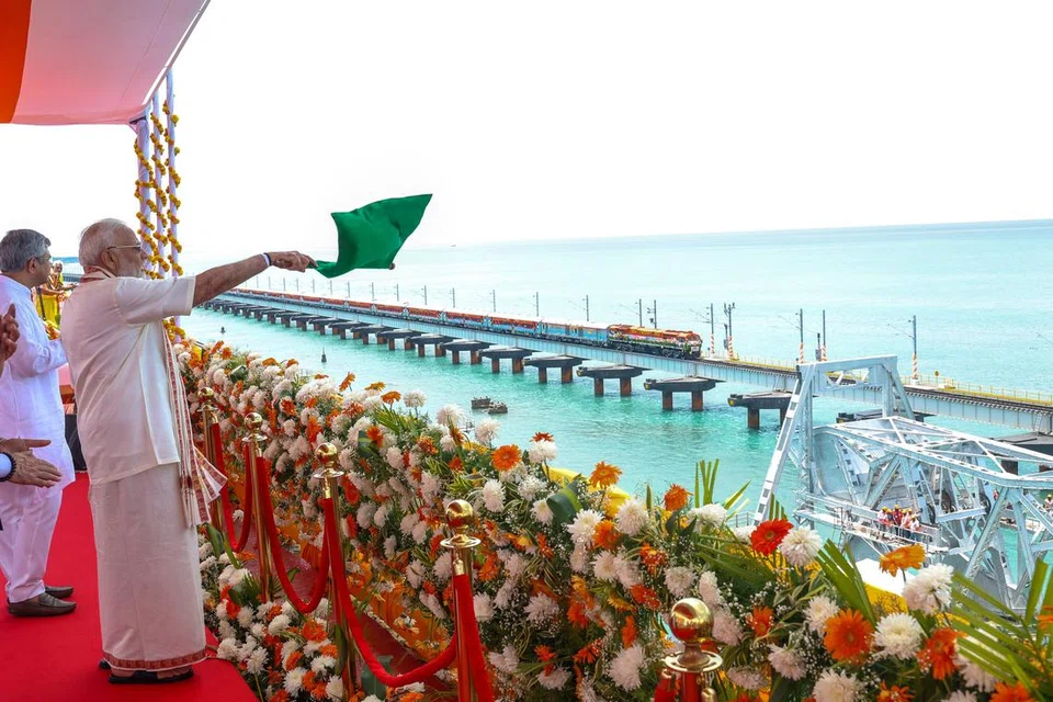 ராமேஸ்வரம் - தாம்பரம் (சென்னை) ரயில் சேவையை கொடியசைத்துத் தொடங்கி வைத்த இந்தியப் பிரதமர் நரேந்திர மோடி.