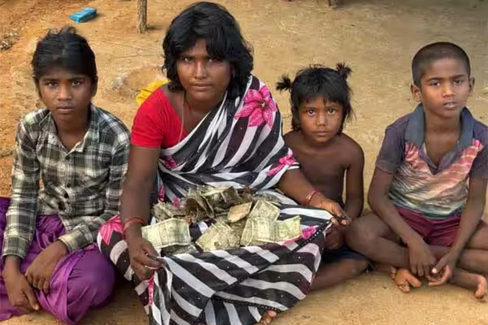 கரையான் அரித்த 1 லட்ச ரூபாயுடன் கூலி தொழிலாளி முத்து கருப்பி. 