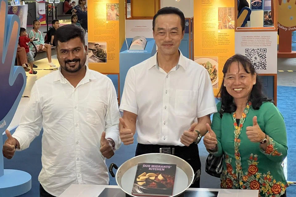 நூல் வெளியீட்டில் சமையல் குறிப்புகள் வழங்கிய திரு தாயுமானவன் நாகரத்தினம், 33 (இடது), லூஷியா, 60 (வலது), மனிதவள மூத்த துணை அமைச்சர் டாக்டர் கோ போ கூன் (நடுவில்).