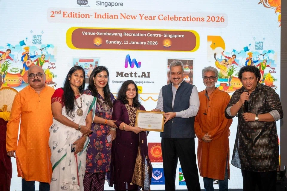 நிகழ்ச்சியில் பங்காற்றியோரைச் சிறப்பிக்கும் சிங்கப்பூருக்கான இந்தியத் தூதர் ‌ஷில்பாக் அம்புலே. 
