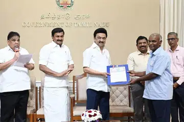 சாகித்திய அகாடமி விருது பெற்ற 10 மொழி பெயர்ப்பாளர்களுக்கு ரூ.40,00,000 மதிப்பீட்டில் வீடு ஒதுக்கீட்டிற்கான ஆணைகளை முதலமைச்சர் மு.க.ஸ்டாலின் வழங்கினார். 