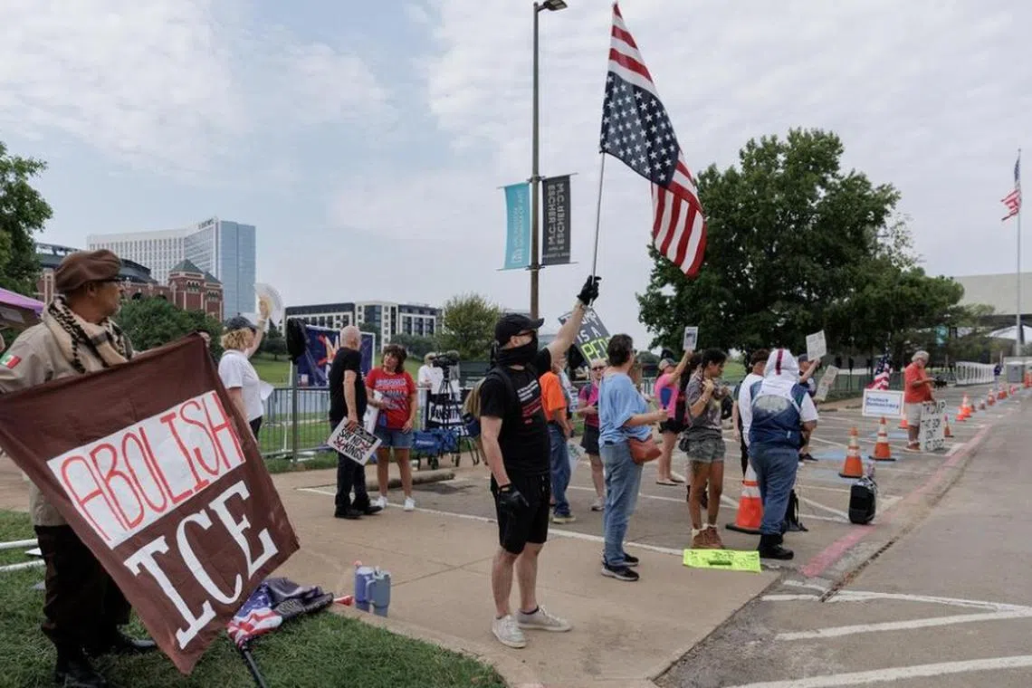 கள்ளக் குடியேறிகளை விரைவாக வெளியேற்றுவது தவறு: நீதிபதி 