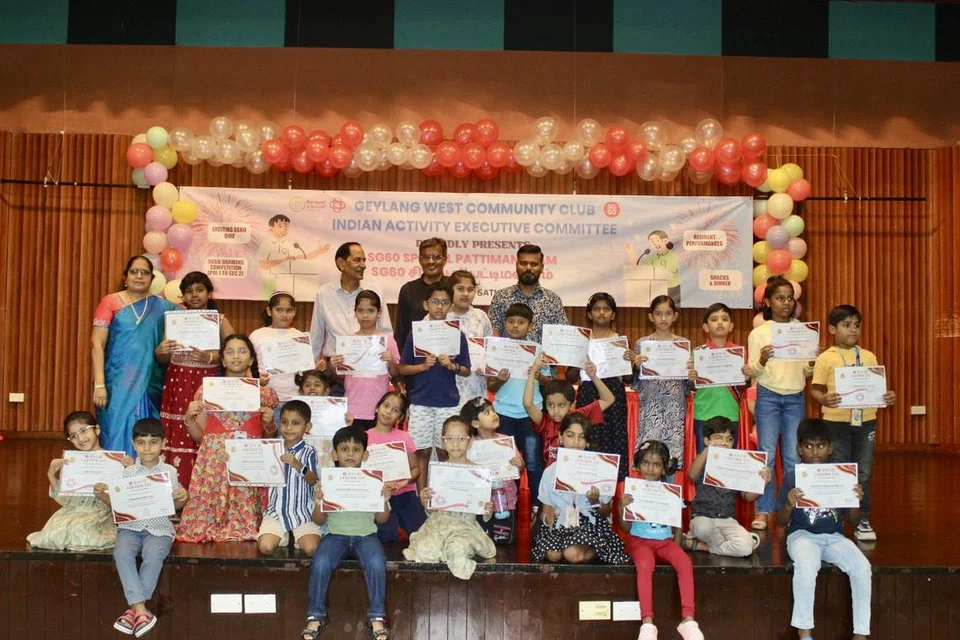 போட்டிகளில் பங்கேற்றுப் பரிசுகளும் சான்றிதழ்களும் பெற்ற மாணவர்கள்.