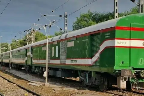 2027 டிசம்பருக்குள் எஞ்சிய 182 ரயில் பெட்டிகளையும் பங்ளாதேஷுக்கு இந்தியா அனுப்பிவிடும் என்று எதிர்பார்க்கப்படுகிறது.