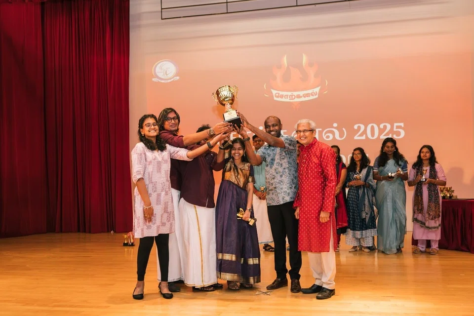 சொற்கனல் 2025யின் வெற்றியாளர் கிண்ணத்தை ஏந்திநிற்கும் சிங்கப்பூர் தேசியப் பல்கலைக்கழக மாணவர்கள் (என்யுஎஸ்).