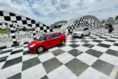 சதுரங்கப் போட்டி அட்டையைப் போல் வர்ணம் பூசப்பட்ட சென்னை நேப்பியர் பாலம்.