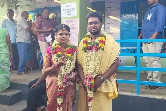 திருமணக் கோலத்தில் வாக்களிக்கச் சென்ற மணப்பெண்: நாமக்கல்லில் நெகிழ்ச்சி