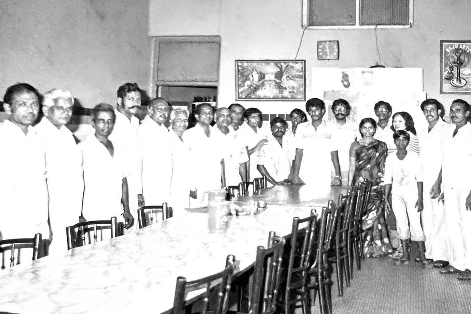 எண் 221 சிலிகி சாலையில் உள்ள ஆனந்த பவன் உணவகத்தின் முதல் கிளையில் நடந்த ஆனந்த பவன் குடும்பக் கொண்டாட்டம்.