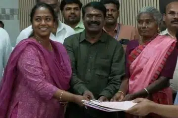தமது தாயார் அன்னம்மாள் மற்றும் மனைவி கயல்விழியுடன் சென்று வேட்பு மனுத்தாக்கல் செய்த சீமான்.