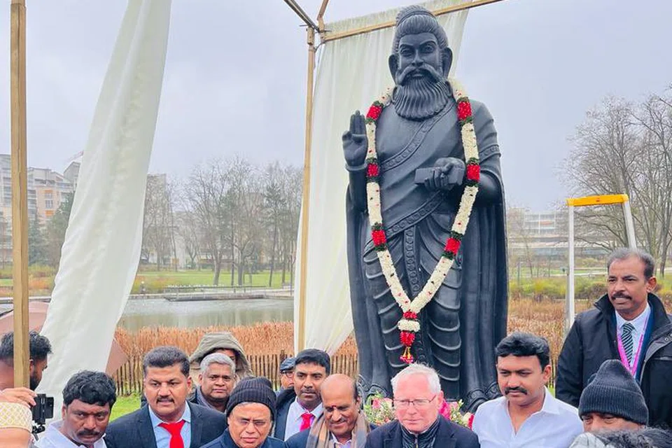 பிரான்சின் செர்ஜி நகரில் திருவள்ளுவர் சிலை திறக்கப்பட்டுள்ளது. இந்தச் சிலையை புதுச்சேரி பொதுப்பணித் துறை அமைச்சர் லட்சுமி நாராயணன் திறந்து வைத்தார். திறப்பு விழாவில் பிரான்ஸ் நாட்டுக்கான இந்தியத் தூதரக அதிகாரிகளும் கலந்துகொண்டனர்.
