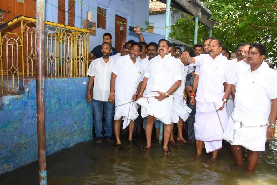 குமாரபாளையம் காவிரி கரையோரப் பகுதிகளை எதிர்க்கட்சித் தலைவர் எடப்பாடி பழனிசாமியும் அதிமுக முன்னாள் அமைச்சர்களும் நேரில் சென்று ஆய்வு செய்தனர்.