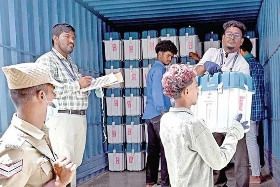 வாக்குப்பதிவு இயந்திரங்களை தொகுதிவாரியாக அனுப்பும் பணி தொடக்கம்