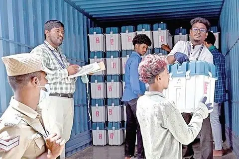 சென்னை சிந்தாதிரிப்பேட்டை பகுதியில் உள்ள கிடங்கில் இருந்து வாக்குப்பதிவு இயந்திரங்கள் சென்னை மாவட்ட சட்டமன்றத் தொகுதி வாரியாக காவல்துறை பாதுகாப்புடன் அனுப்பும் பணி நடைபெற்றது.