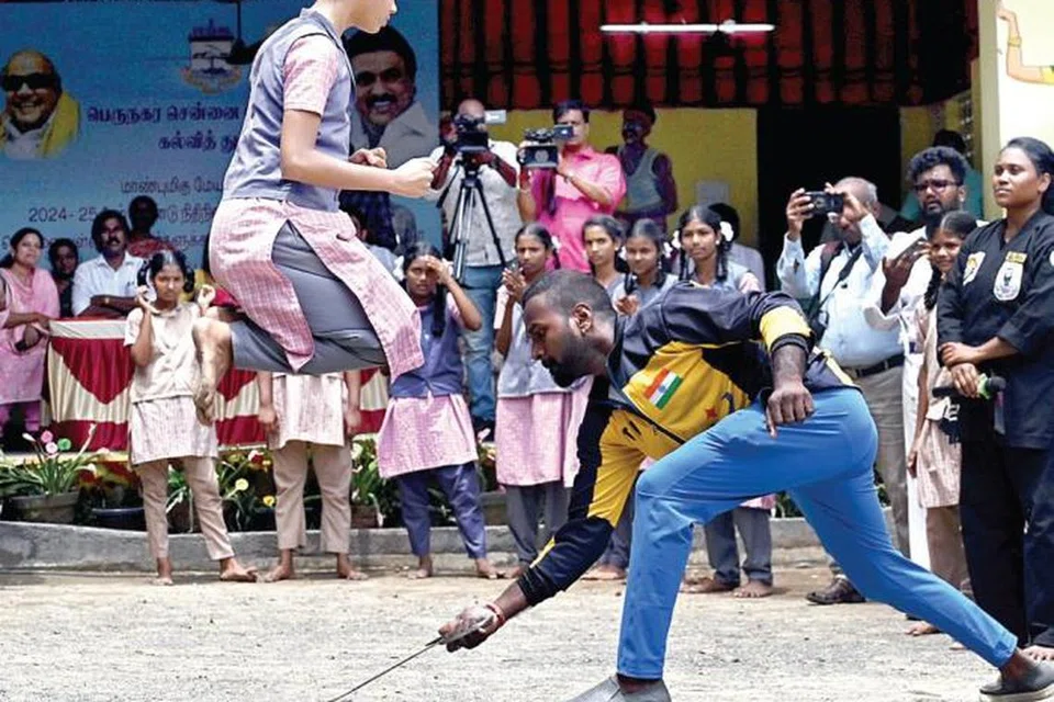 மேயர் முன்னிலையில், மாநகராட்சிப் பள்ளி மாணவிகள் சாகசங்கள் புரிந்தனர்.