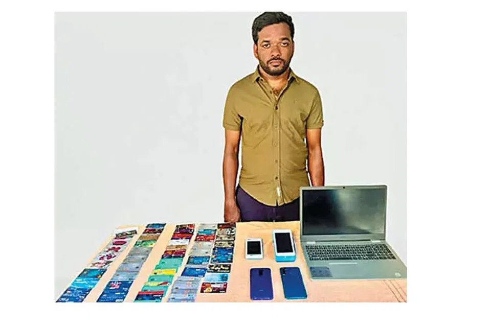 ஸ்ரீவாசலு என்பரிடம் இருந்து 64 ஏடிஎம் அட்டைகள், கணினி, கைப்பேசிகள் ஆகியவை பறிமுதல் செய்யப்பட்டன.