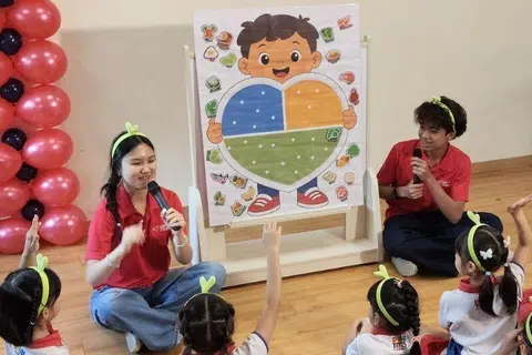 சத்துணவு பற்றிச் சிறார்க்கு விளக்கம் அளிக்கப்படுகிறது.