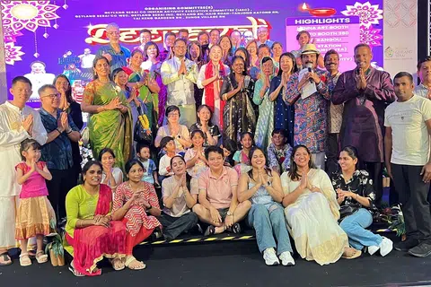 தீபாவளிக் கலைவிழாவின் ஏற்பாட்டுக் குழுவினரும் கலைஞர்களும்.