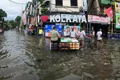 சில இடங்களில் இடுப்பளவுக்கு மழைநீர் தேங்கியதால் பேருந்து, ரயில் போக்குவரத்து பெரிதும் பாதிக்கப்பட்டது. பொதுமக்கள் வீடுகளுக்குள் முடங்கினர்.