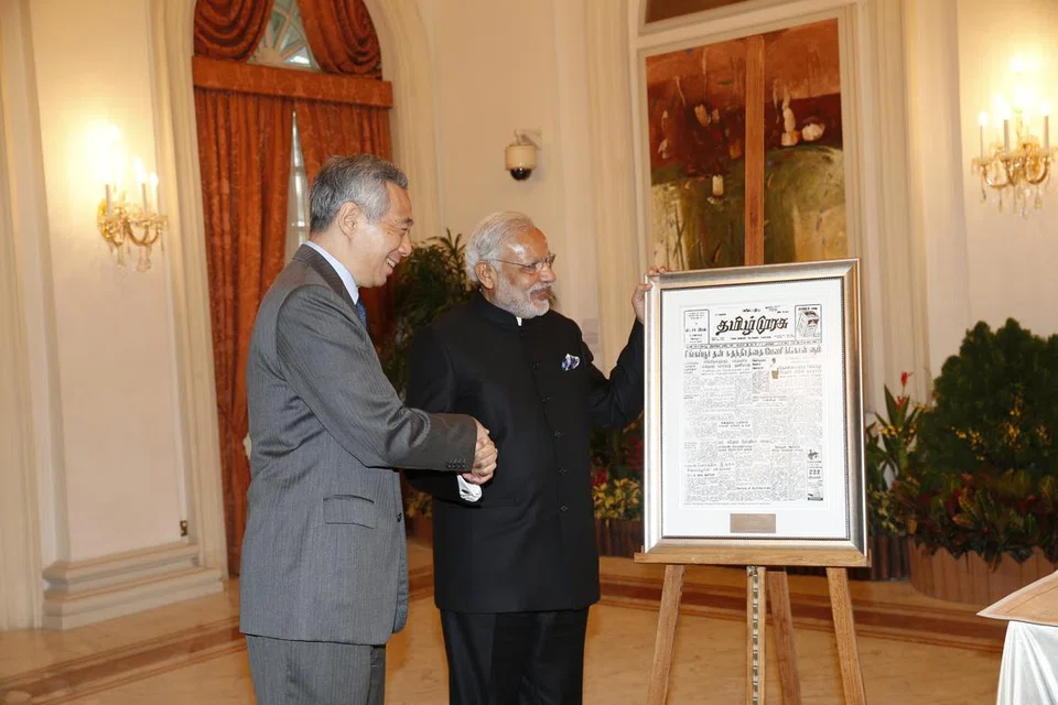 2015ல் சிங்கப்பூர் வந்த இந்தியப் பிரதமர் நரேந்திர மோடிக்கு 1965 ஆகஸ்ட் 11ஆம் தேதி தமிழ் முரசு முதல் பக்கத்தை நினைவுப் பரிசாக வழங்கினார் பிரதமர் லீ.