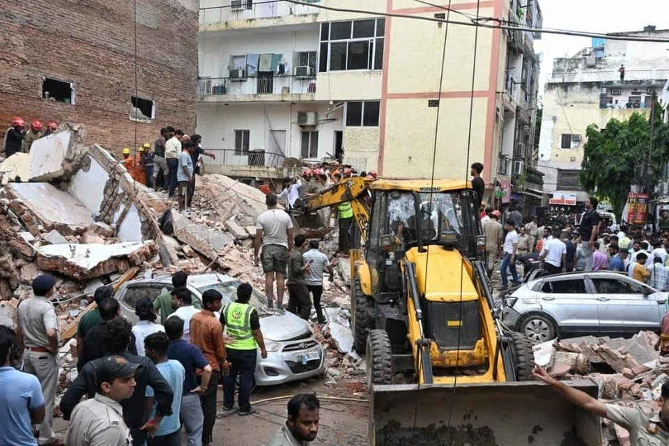 அண்மையில், டெல்லி பல்கலைக்கழகத்தின் தெற்கு வளாகம் அருகே உள்ள சத்ய நிகேதன பகுதியில் நடைபெற்ற கட்டட விபத்தில் ஏழு பேர் உயிரிழந்தனர்.