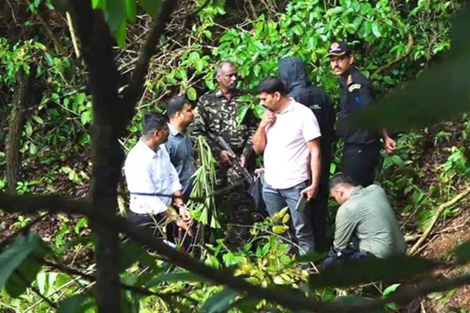 பல்வேறு இடங்களில் காவல்துறை பள்ளம் தோண்டி, அச்சடலங்களைத் தேடும் பணியை மேற்கொண்டுள்ளது.
