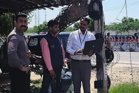 பனையூரில் தவெக தலைமை அலுவலகம் அமைந்துள்ள பகுதிகளில் சிபிஐ அதிகாரிகள் விசாரணை மேற்கொண்டனர்.