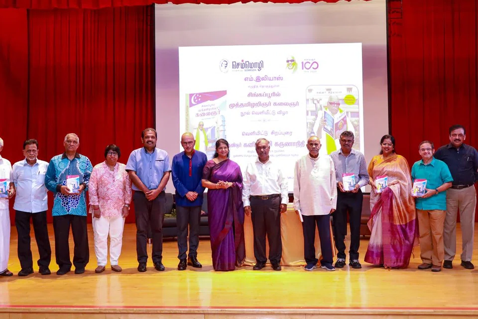 ‘சிங்கப்பூரில் முத்தமிழறிஞர் கலைஞர்’ நூல் வெளியீட்டு விழாவில் பல பிரமுகர்கள் கலந்துகொண்டு சிறப்பித்தனர். (இடமிருந்து) கவிமாலை காப்பாளர் மா.அன்பழகன், உலகத் தமிழாசிரியர் பேரவையின் தலைவர் சாமிக்கண்ணு, வளர்தமிழ் இயக்கத்தின் தலைவர் நசீர் கனி, தேசிய தொழிற்சங்க காங்கிரஸ் தலைவர் தனலட்சுமி, சிண்டா தலைமை நிர்வாக அதிகாரி இரா.அன்பரசு, இந்திய மரபுடைமை நிலையத்தின் தலைவர் ஆர்.ராஜாராம், இந்திய நாடாளுமன்ற உறுப்பினர் கவிஞர் கனிமொழி கருணாநிதி, நூலாசிரியர் எம்.இலியாஸ், முன்னாள் தூதர் கே.கேசவபாணி, சேது பாஸ்கரா கல்விக் குழுமத்தின் தலைவர் சேது குமணன், தெற்காசிய ஆய்வுக் கழகத்தின் இணை இயக்குநர் திருவாட்டி சித்திரா துரைசாமி, தமிழ் முரசு ஆசிரியர் த.ராஜசேகர், அயலகத் தமிழர் நலவாரிய உறுப்பினர் டாக்டர் ஜி.வி.ராம், கவிமாலை முன்னாள் தலைவர் கவிஞர் இறை. மதியழகன்.