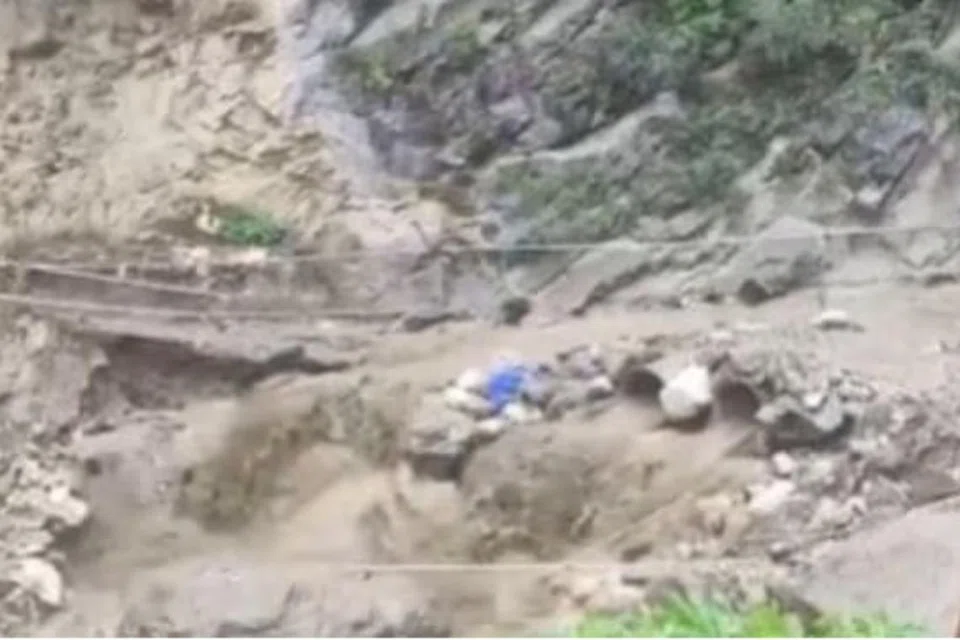மீட்புக் குழுவினர் சம்பவ இடத்துக்கு அனுப்பிவைக்கப்பட்டுள்ளனர்.