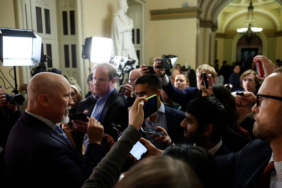 முடங்கும் விளிம்பில் அமெரிக்க அரசுத் துறை