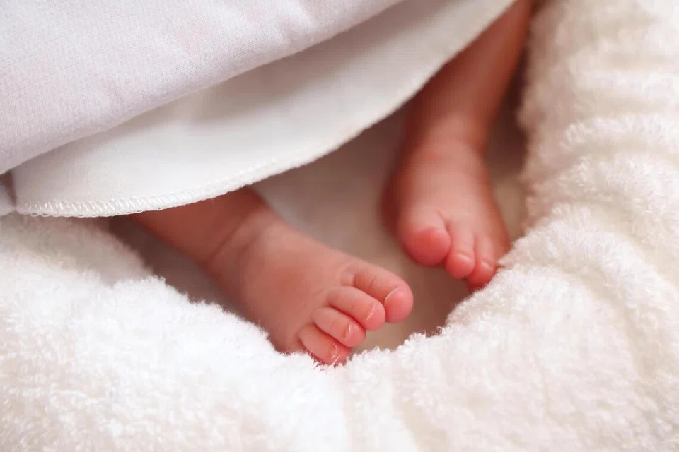 பச்சிளங்குழந்தையின் கால்கள்.
