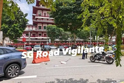 காலை கிட்டத்தட்ட 11.50 மணிக்கு சவுத் பிரிட்ஜ் ரோட்டில், காருக்கும் அந்த இரண்டு பாதசாரிகளுக்கும் இடையே விபத்து நேர்ந்ததாகக் காவல்துறையினர் தெரிவித்தனர்.