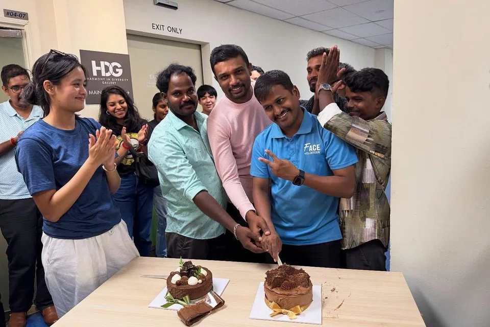 தேசிய வளர்ச்சி அமைச்சின் அலுவலகக் கட்டடத்தில் ஞாயிற்றுக்கிழமை (ஜூன் 15) நடைபெற்ற சமய நல்லிணக்கக் கருத்தரங்கிற்குப் பிறகு வெளிநாட்டு ஊழியர்கள், கேட் வெட்டி தந்தையர் தினத்தைக் கொண்டாடினர். 
