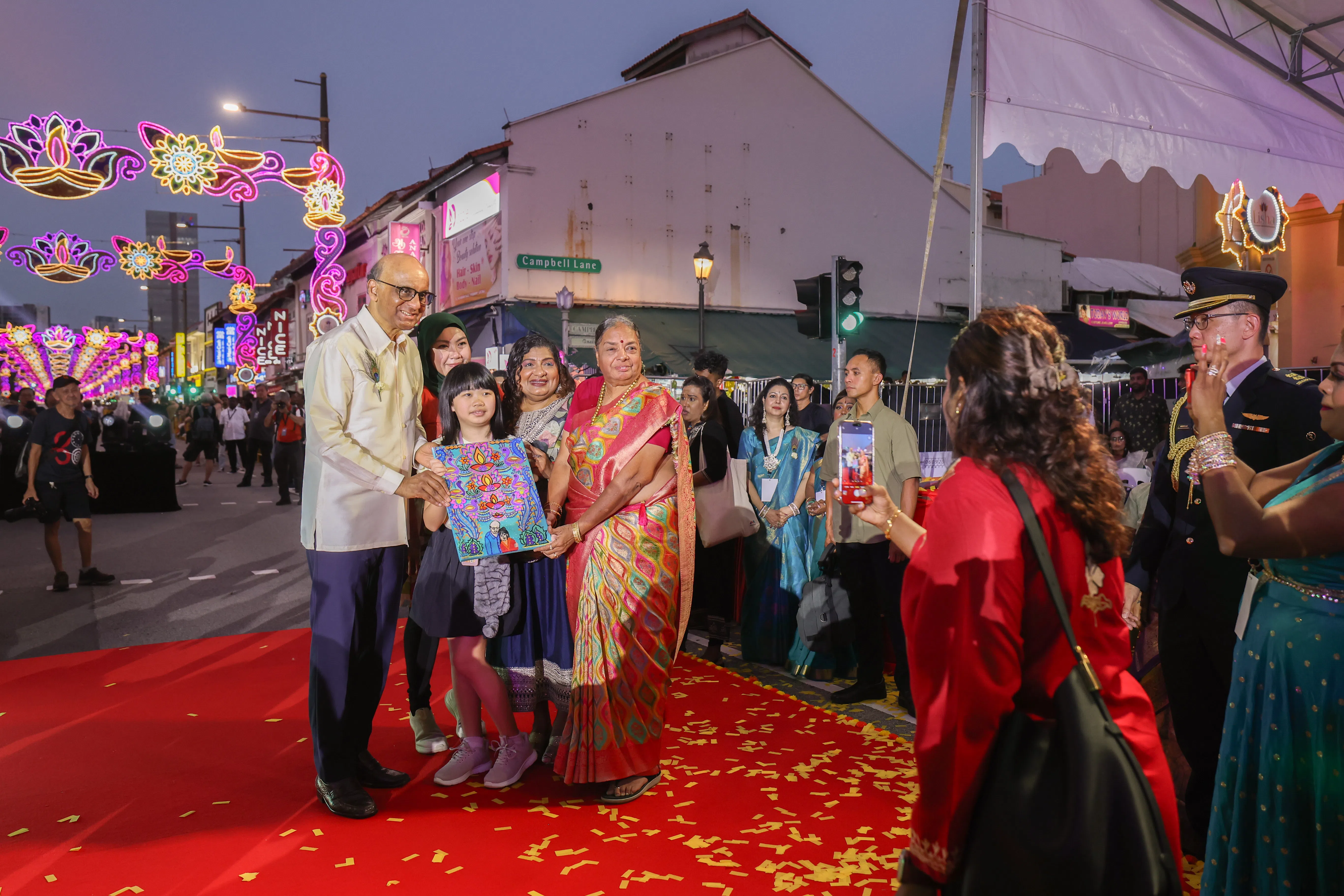 தீபாவளிக் கொண்டாட்டங்களுக்குப் பங்களித்த ஏறக்குறைய 20 சமூக அமைப்புகளுக்கு அதிபர் தர்மன் நினைவுப் பரிசுகளை வழங்கினார். 