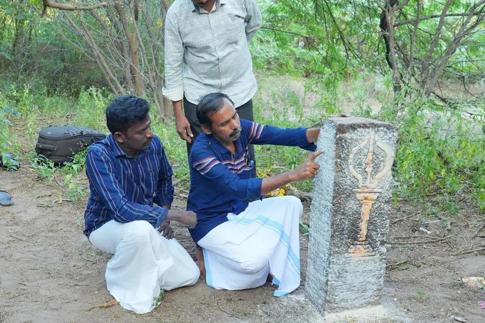 கல்வெட்டு முழுவதும் எழுத்துக்கள் உள்ளன.