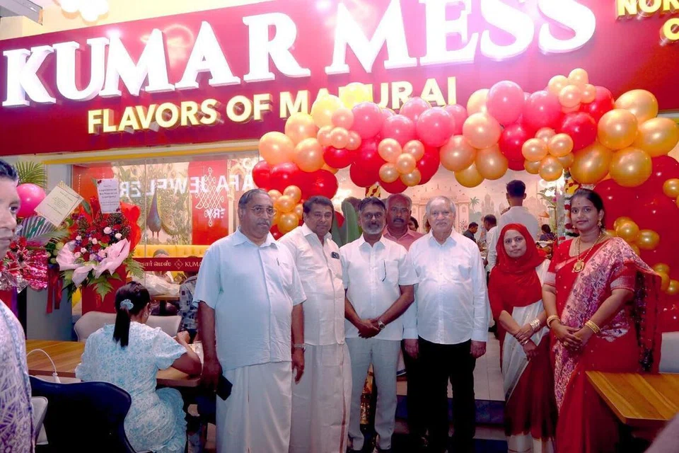 திறப்பு விழாவின் சிறப்பு விருந்தினர் முஸ்தஃபா நிறுவனத்தின் நிர்வாக இயக்குநர் முஸ்தாக் அகமது (நடுவில்). குமார் மெஸ் நிறுவனர் மாணிக்கம் குமரேசன் (இடமிருந்து இரண்டாவது) மற்றும் அவரது குடும்பத்தினர்.