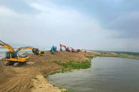 ஆற்றின் முகத்துவாரம் மண் படுகையினால் மூடப்படுவது கடல் அலைகளினால் தொடர்ந்து நடைபெறும் நிகழ்வு என்று கூறப்படுகிறது.