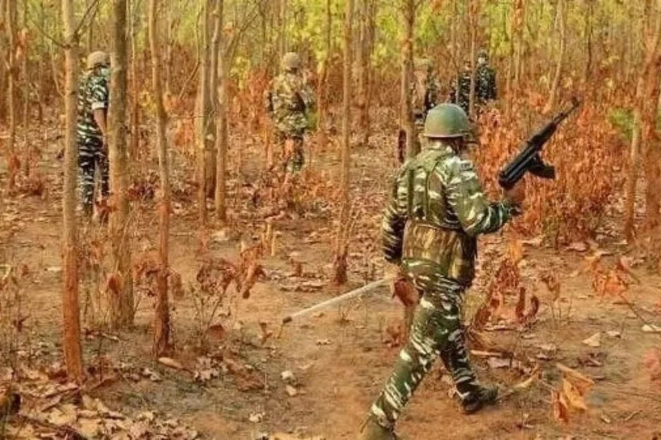 சத்தீஸ்கர் மாநிலம், பீஜாப்பூரில் நக்சலைட்டுகள் உள்ள மலைப்பகுதி முழுமையாகச் சுற்றிவளைக்கப்பட்டுள்ளதாக இந்திய ஊடகத் தகவல்கள் தெரிவிக்கின்றன.