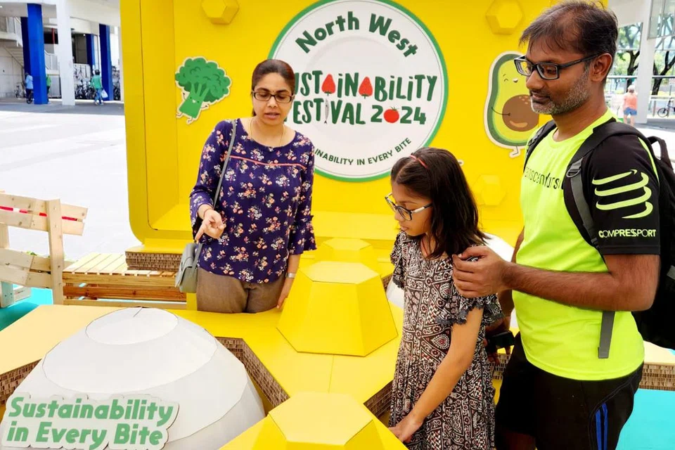 ‘வடமேற்கு நீடித்த நிலைத்தன்மை விழா’ நிகழ்வில் தங்கள் மகள் ஷ்ரத்தாவுடன் பங்கேற்ற பாலகிருஷ்ணன்-சண்முகப்பிரியா தம்பதியர். 