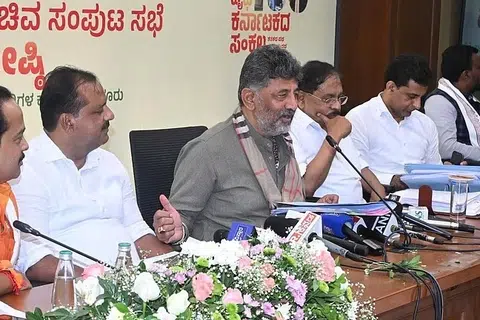மங்களூரில் நடைபெற்ற கர்நாடக மாநில அமைச்சரவைக் கூட்டத்தில் துளு மொழிக்கு மாநிலத்தின் இரண்டாவது கூடுதல் நிர்வாக மொழி அந்தஸ்து வழங்குவது குறித்து விரிவாக விவாதிக்கப்பட்டது.