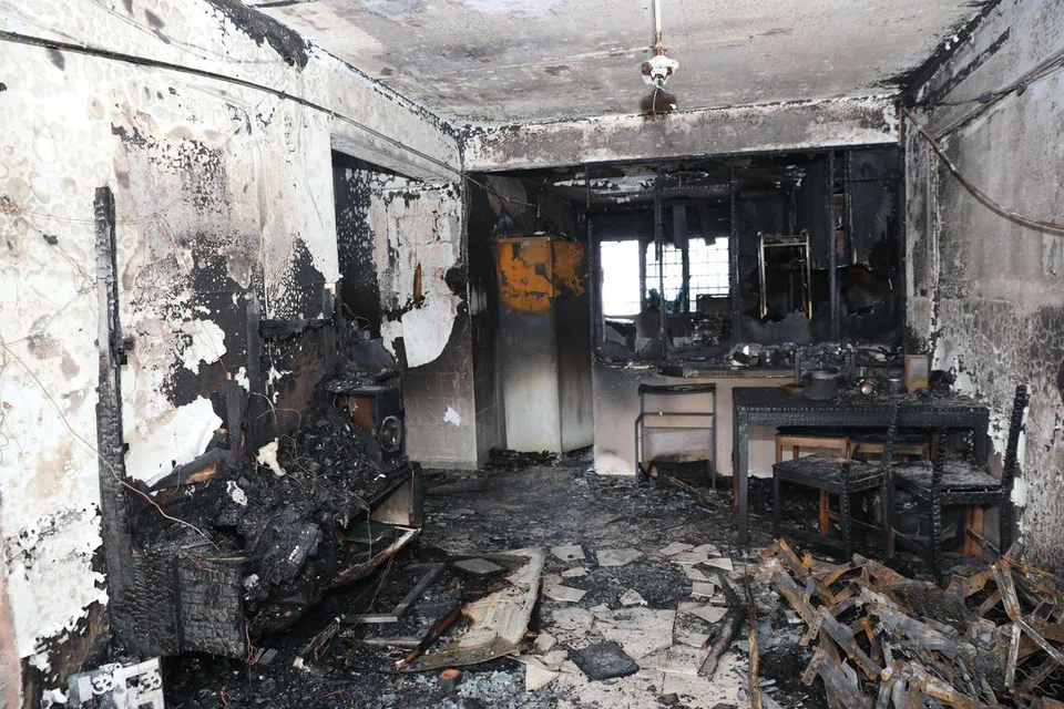 தீயில் கருகி வீட்டிலிருந்த பொருள்கள் நாசமாயின; சுவர்களில் கரி படிந்தது.